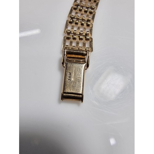 408 - A 9ct hallmarked yellow gold ladies watch by Accurist. Case and strap is yellow gold In good conditi... 