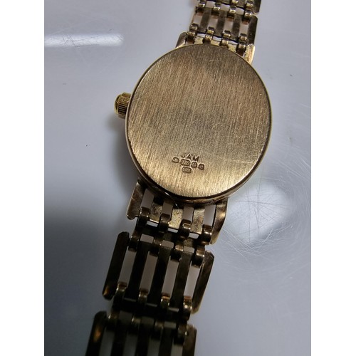 408 - A 9ct hallmarked yellow gold ladies watch by Accurist. Case and strap is yellow gold In good conditi... 