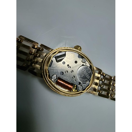 408 - A 9ct hallmarked yellow gold ladies watch by Accurist. Case and strap is yellow gold In good conditi... 