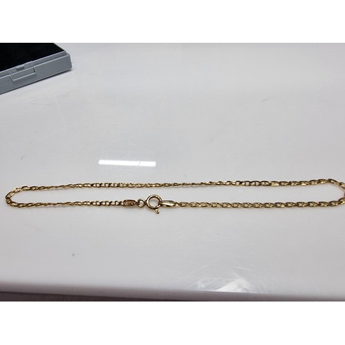 415 - A hallmarked 9ct yellow gold bracelet in excellent clean condition, boxed.
Length 9
