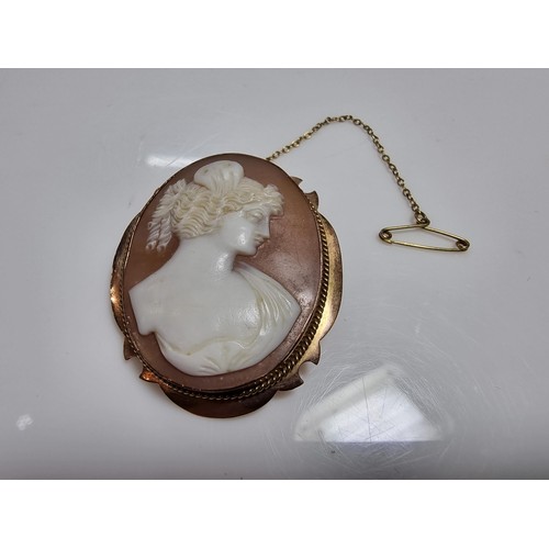 416 - An ornate 9ct yellow gold carved shell cameo brooch with a portrait of a lady looking right.
In exce... 