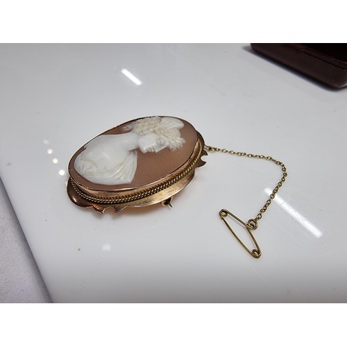 416 - An ornate 9ct yellow gold carved shell cameo brooch with a portrait of a lady looking right.
In exce... 