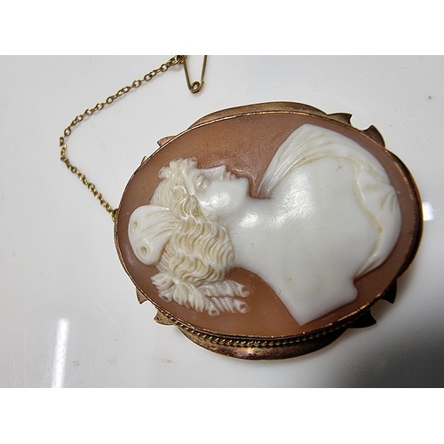 416 - An ornate 9ct yellow gold carved shell cameo brooch with a portrait of a lady looking right.
In exce... 