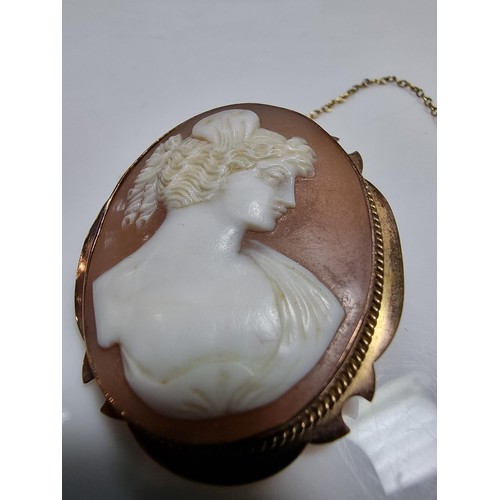 416 - An ornate 9ct yellow gold carved shell cameo brooch with a portrait of a lady looking right.
In exce... 