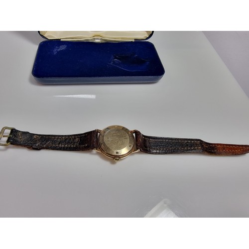 417 - A good quality hallmarked 9ct yellow gold gents watch by Smiths Astral. In good vintage condition wi... 