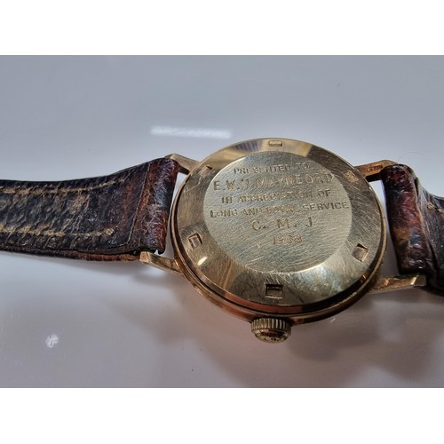 417 - A good quality hallmarked 9ct yellow gold gents watch by Smiths Astral. In good vintage condition wi... 