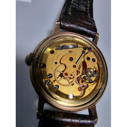 417 - A good quality hallmarked 9ct yellow gold gents watch by Smiths Astral. In good vintage condition wi... 