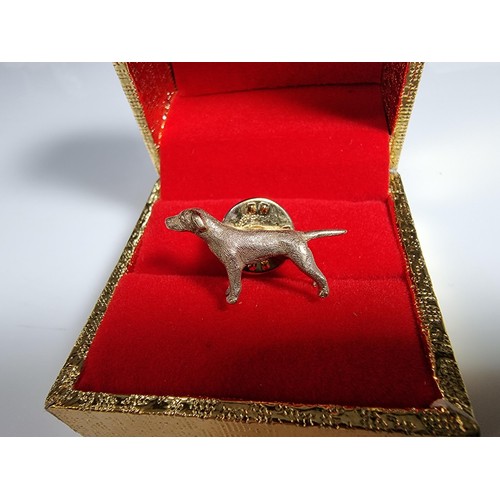 422 - A 9ct yellow gold (tested) pointer dog formed pin badge, the pin badge back is not gold.
Well casted... 