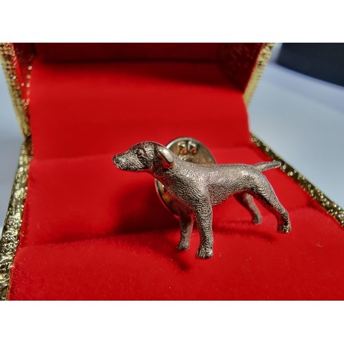 422 - A 9ct yellow gold (tested) pointer dog formed pin badge, the pin badge back is not gold.
Well casted... 