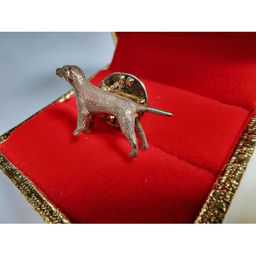 422 - A 9ct yellow gold (tested) pointer dog formed pin badge, the pin badge back is not gold.
Well casted... 