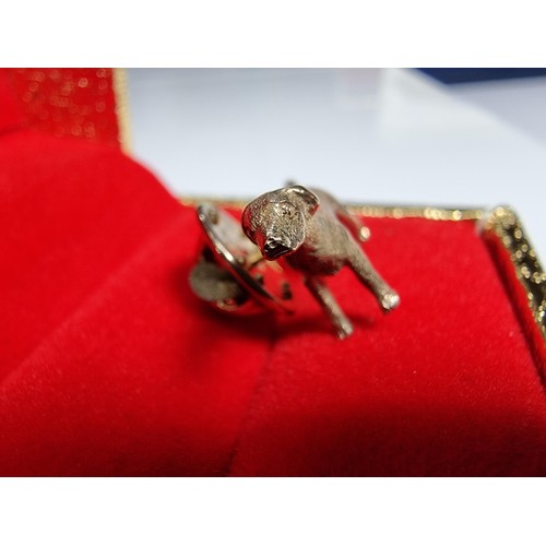 422 - A 9ct yellow gold (tested) pointer dog formed pin badge, the pin badge back is not gold.
Well casted... 