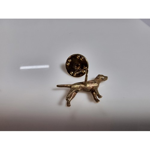 422 - A 9ct yellow gold (tested) pointer dog formed pin badge, the pin badge back is not gold.
Well casted... 