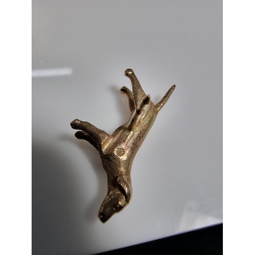422 - A 9ct yellow gold (tested) pointer dog formed pin badge, the pin badge back is not gold.
Well casted... 