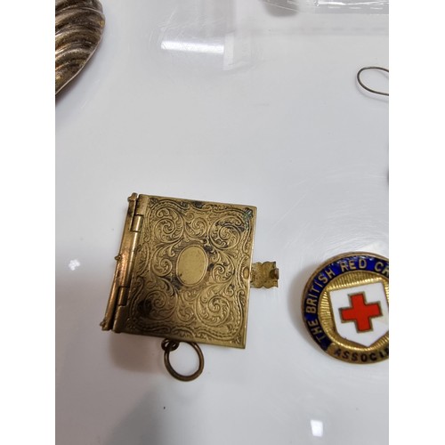351 - A quantity of collectables including an ornate chunky pocket watch chain. 13