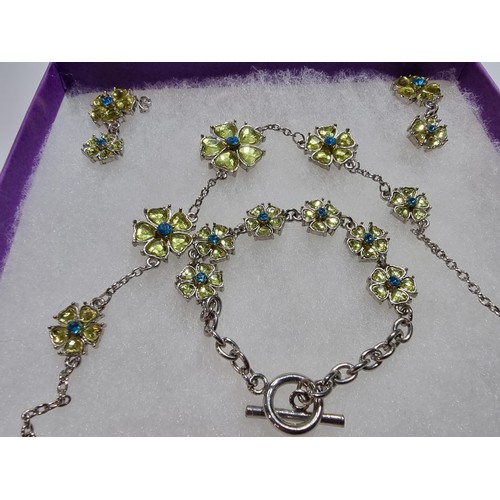 362 - An unused boxed costume jewellery matching set 
from Rainbows End Newtown.
Including necklace, brace... 