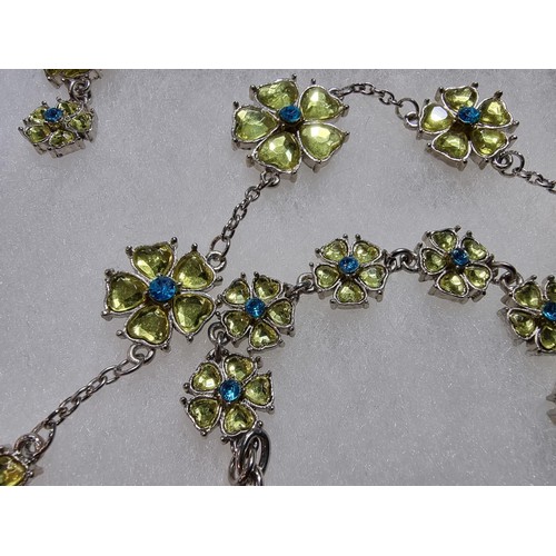 362 - An unused boxed costume jewellery matching set 
from Rainbows End Newtown.
Including necklace, brace... 