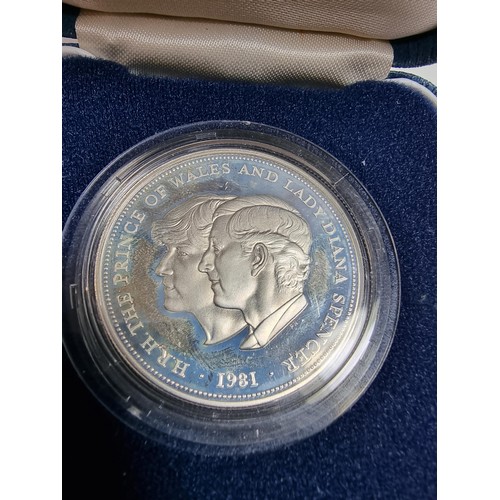 379 - A cased royal mint silver proof crown commemorating the Prince of Wales and Lady Dianna Spencer stru... 