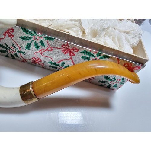 398 - A good quality vintage ceramic delft pipe with a goods butterscotch amber stem.
Stem and pipe in goo... 