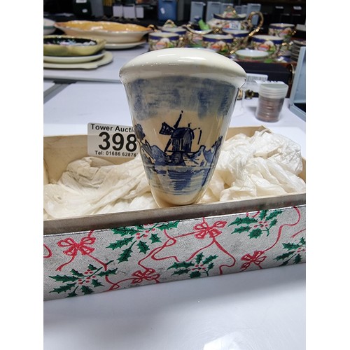 398 - A good quality vintage ceramic delft pipe with a goods butterscotch amber stem.
Stem and pipe in goo... 