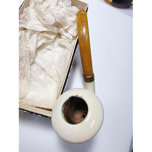 398 - A good quality vintage ceramic delft pipe with a goods butterscotch amber stem.
Stem and pipe in goo... 