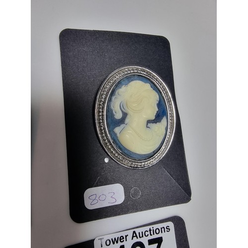 427 - A quantity of 6 ornate costume brooches including a signed designer leaf formed costume brooch by Sa... 