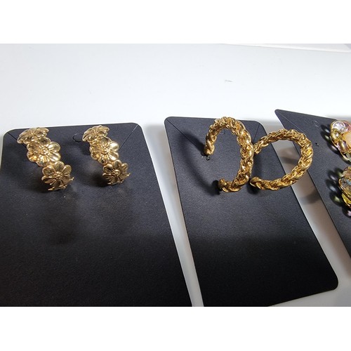 433 - 10 pairs of costume earrings, various designs, all in good condition.
