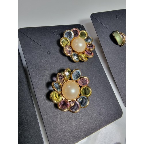 433 - 10 pairs of costume earrings, various designs, all in good condition.