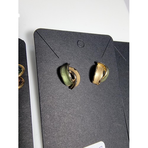 433 - 10 pairs of costume earrings, various designs, all in good condition.