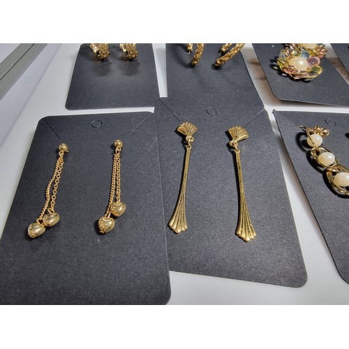 433 - 10 pairs of costume earrings, various designs, all in good condition.