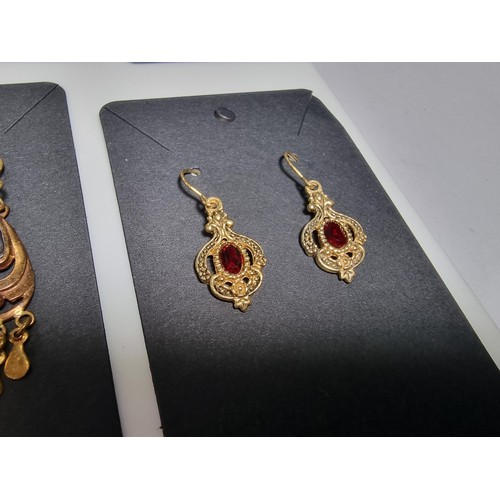 433 - 10 pairs of costume earrings, various designs, all in good condition.