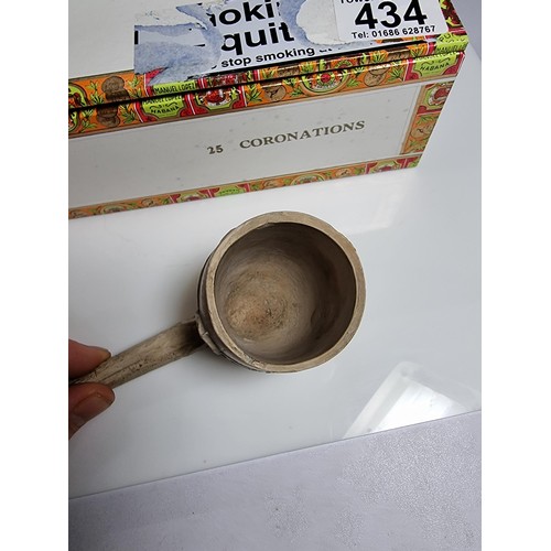 434 - A rare large clay pipe commemorating the great exhibition Crystal Palace 1851 with a scene of Crysta... 