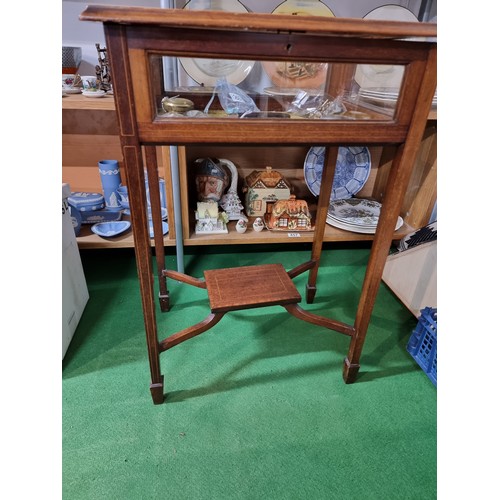 440B - A good quality antique vitrine display case. Solid mahogany with string inlay. In excellent conditio... 