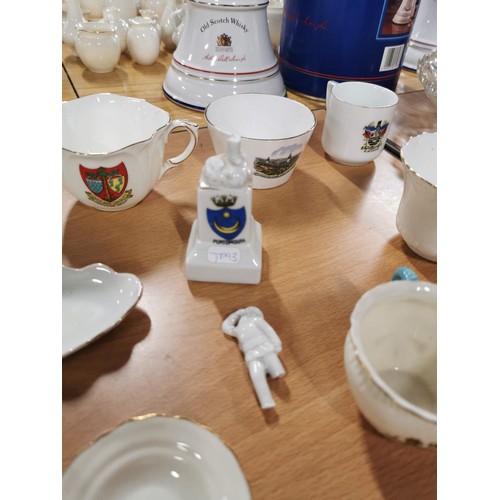 256 - Large quantity of approx.. 40x pieces of vintage crested ware China inc many cups and saucers with v... 