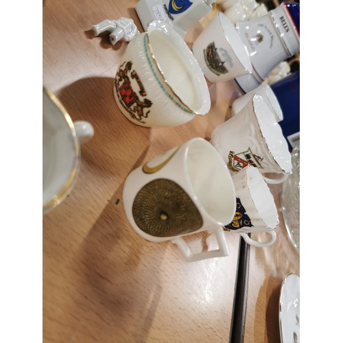 256 - Large quantity of approx.. 40x pieces of vintage crested ware China inc many cups and saucers with v... 