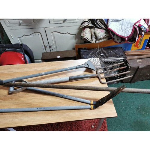 50 - Quantity of vintage garden tools inc lawn rake, grass rake, sledge hammer, shovels forks etc