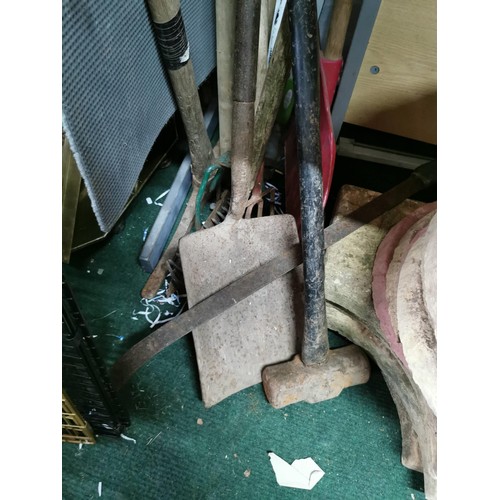 50 - Quantity of vintage garden tools inc lawn rake, grass rake, sledge hammer, shovels forks etc