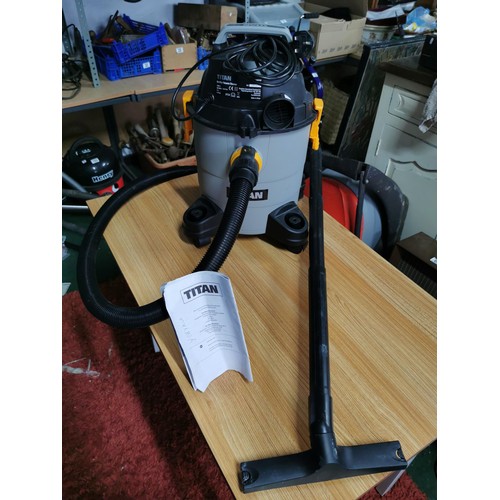 71 - Titan wet/dry vacuum cleaner 1300W in excellent condition complete with accessories and instruction ... 