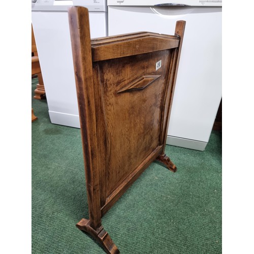 458 - Attractive solid oak carved firescreen in good condition presenting a good grain height 65cm width 5... 