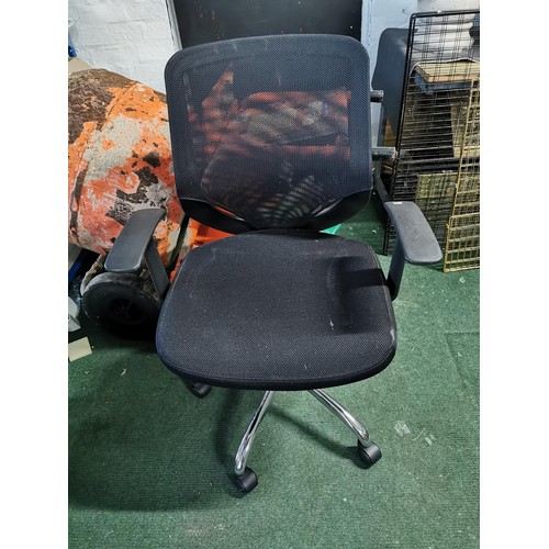 451 - Black swivel armed office chair chromed legs large castors high quality height 98cm width 62cm