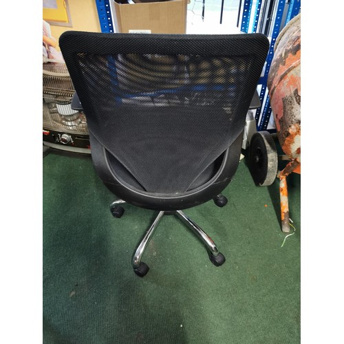 451 - Black swivel armed office chair chromed legs large castors high quality height 98cm width 62cm