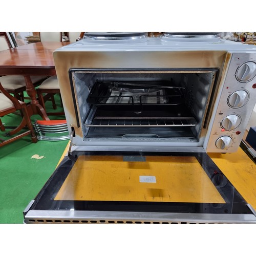 490 - Morphy Richards mini convection oven with double hob in very clean condition inc hobs looks to have ... 