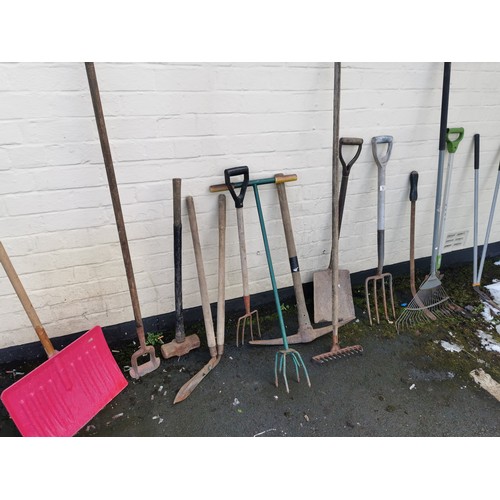 50 - Quantity of vintage garden tools inc lawn rake, grass rake, sledge hammer, shovels forks etc