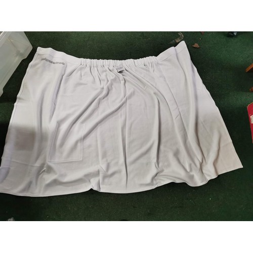 79 - 10x new and sealed Unisex white sauna skirts (clothing for going into a saunas)