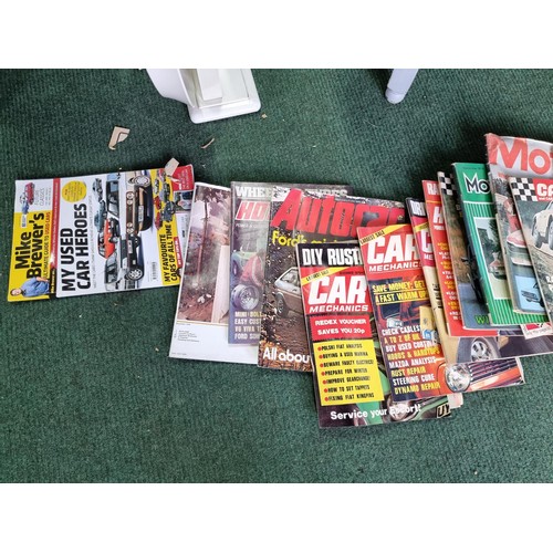 152 - Large quantity of vintage car related magazines inc a large quantity of Motorsport magazines