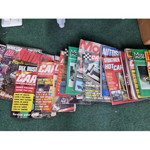 152 - Large quantity of vintage car related magazines inc a large quantity of Motorsport magazines