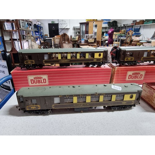 177 - A set of 4 Pullman coaches by G&R Wrenn with 3 Hornby dublo boxes along with a boxed Hornby dublo co... 