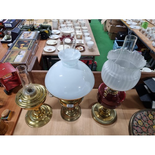 283 - Quantity of 3x brass oil lamps inc a good quality oil lamp with a ruby glass reservoir, 2x are compl... 