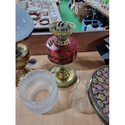 283 - Quantity of 3x brass oil lamps inc a good quality oil lamp with a ruby glass reservoir, 2x are compl... 