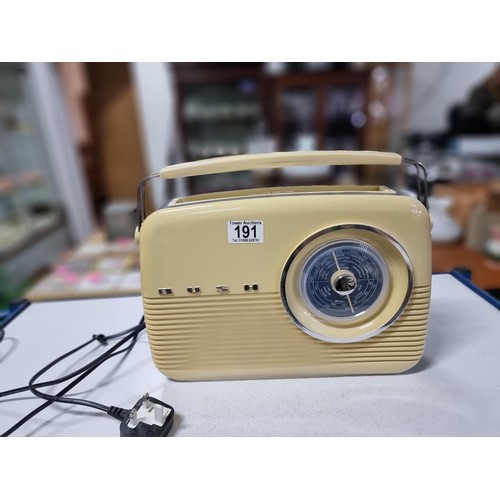 191 - A modern Bush TR82/B radio reproduction of the vintage Bush radios, in excellent clean condition, fu... 