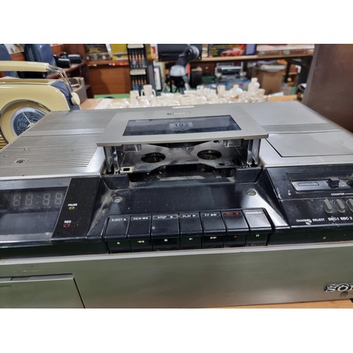 192 - A vintage Sony Betamax SL/8000UB video cassette recorder. Due to vintage nature of these items we ca... 